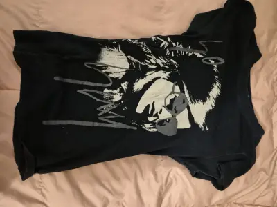 Polera negra con diseño gráfico - miniatura 1