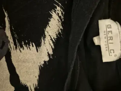 Polera negra con diseño gráfico - miniatura 2