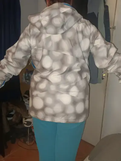 Chaqueta impermeable con capucha - miniatura 1