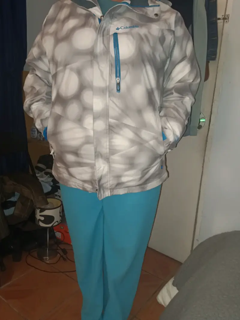 Chaqueta impermeable con capucha - 2