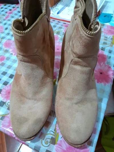 Botines de gamuza beige con tacón - miniatura 2