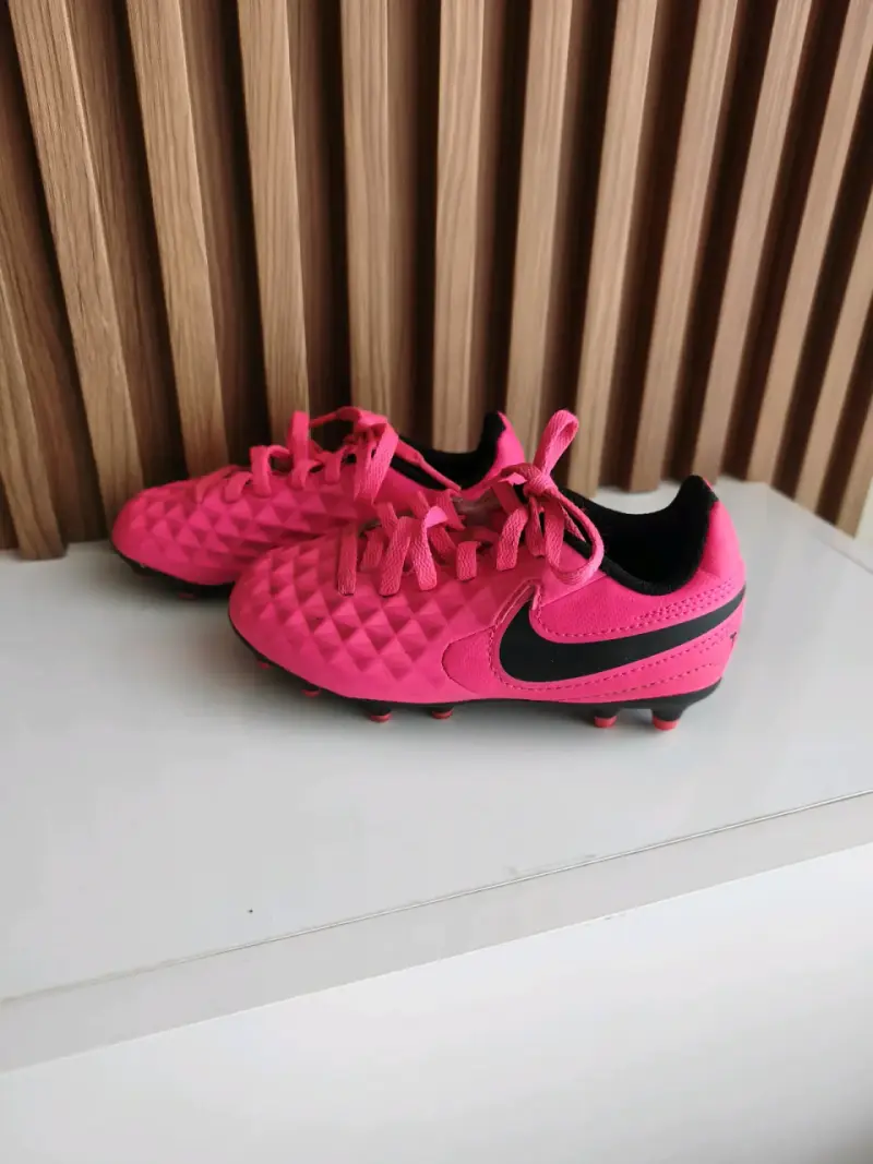 Zapatos de fútbol rosas Nike