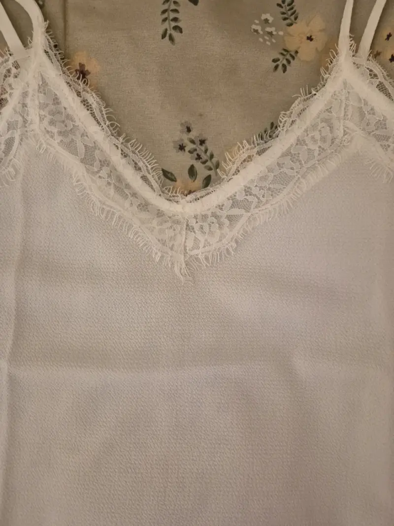 Blusa blanca con encaje - 1