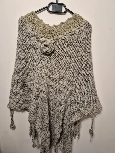 Poncho tejido con detalle de flor - miniatura 1