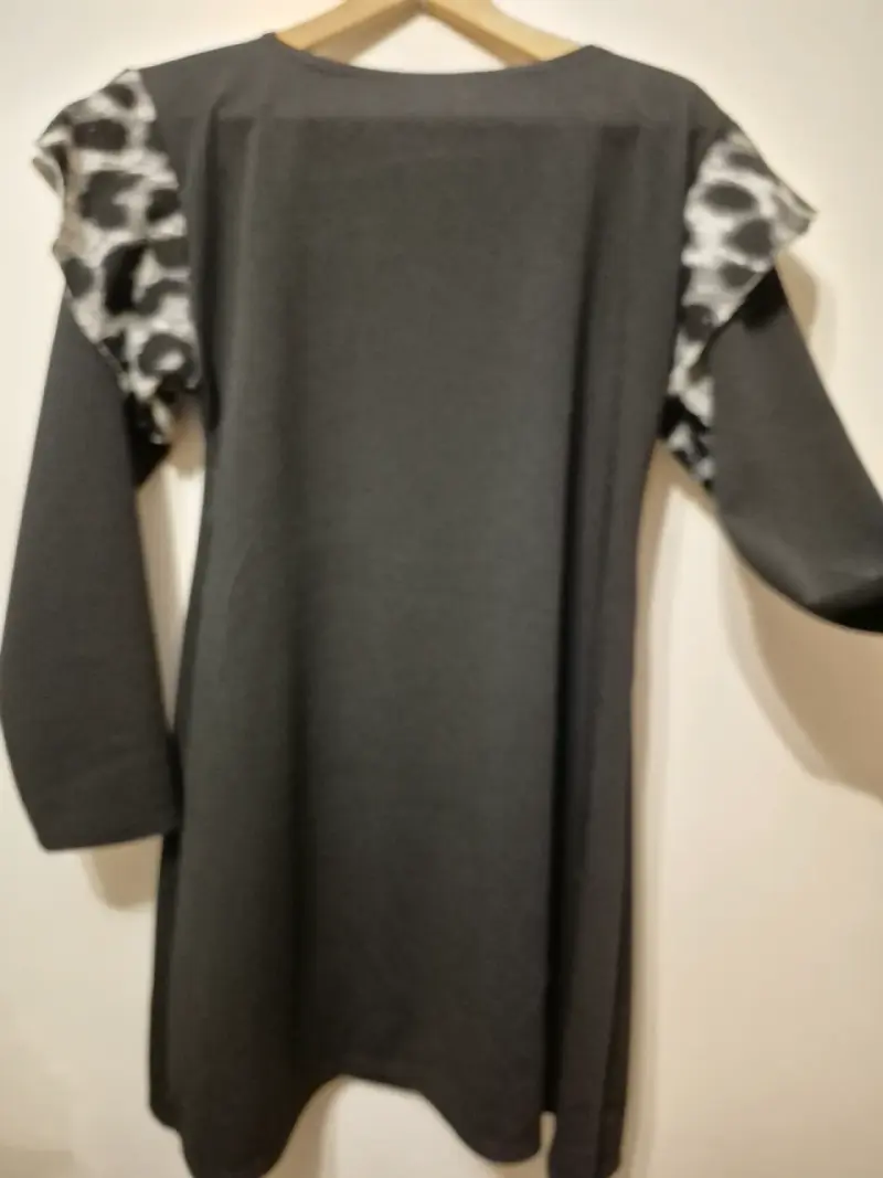 Vestido negro con detalles estampados - 1