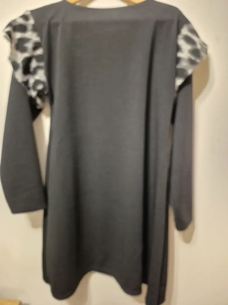 Vestido negro con detalles estampados - 2