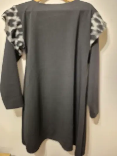Vestido negro con detalles estampados - miniatura 2
