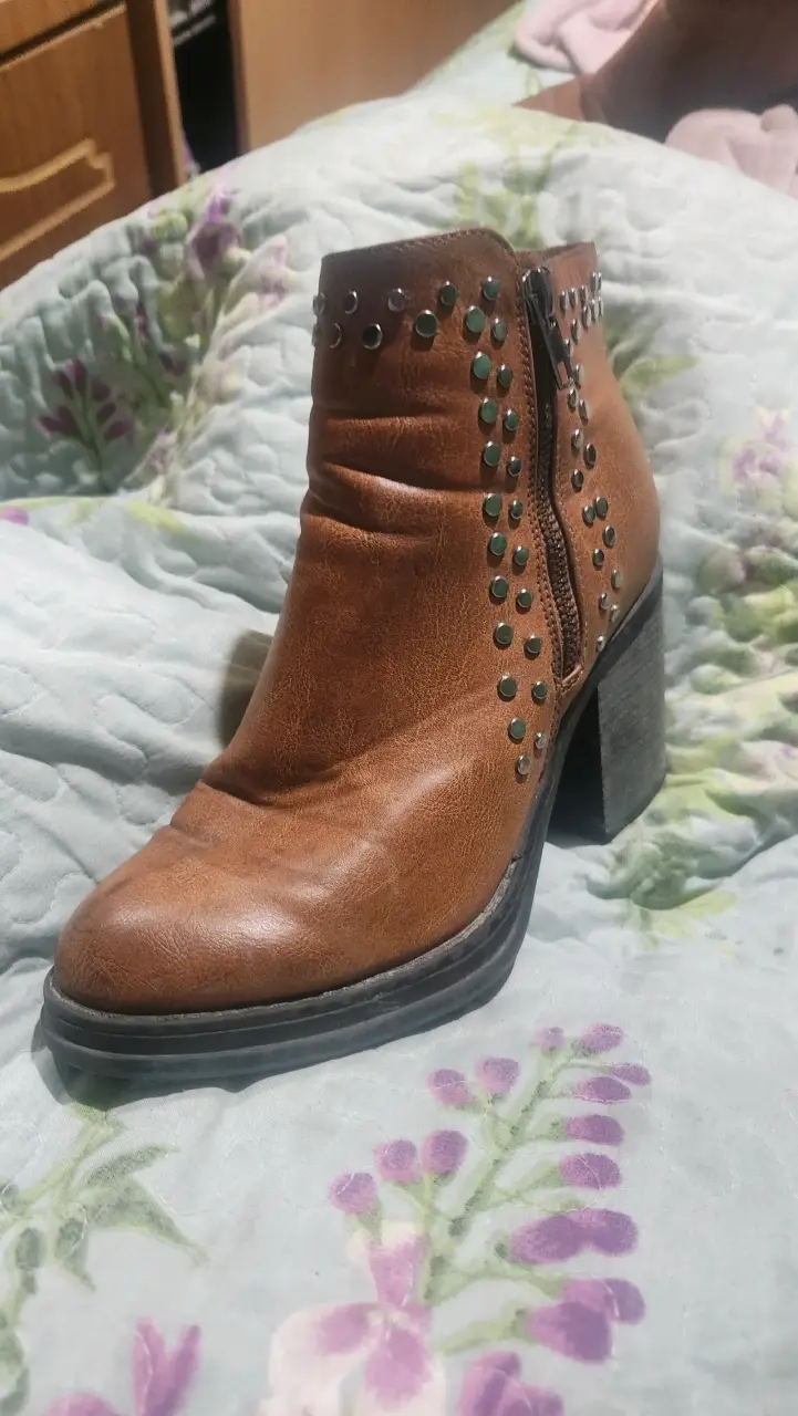 Botines marrones con tachas - 2