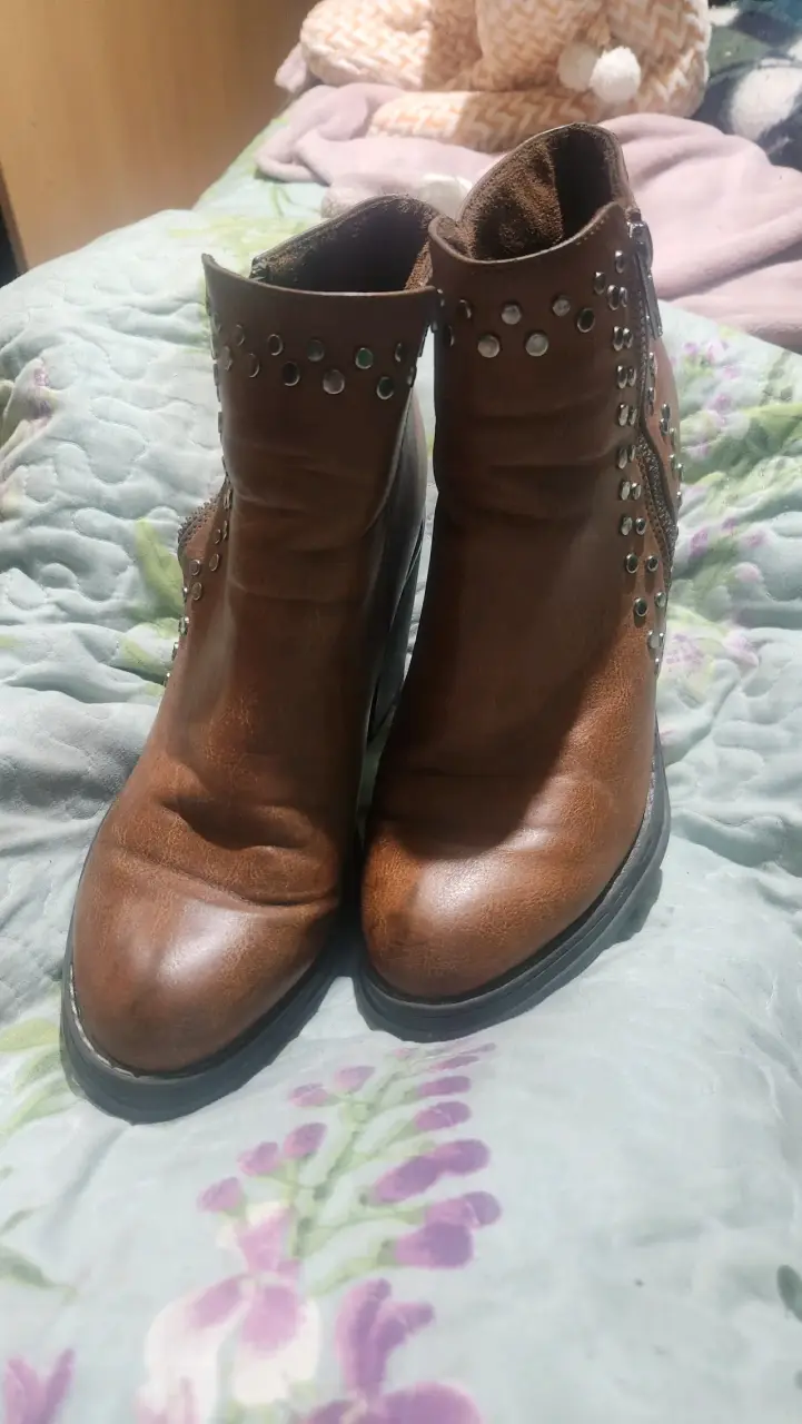 Botines marrones con tachas - 3