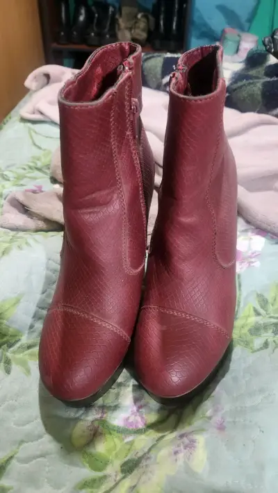 Botines rojos de cuero texturizado - miniatura 1