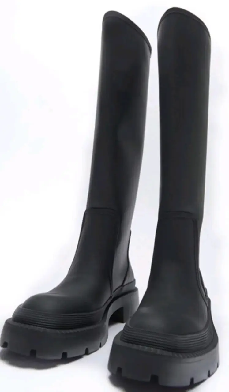 Botas altas negras de moda