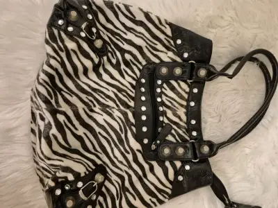 Cartera animal print con tachas - miniatura 1