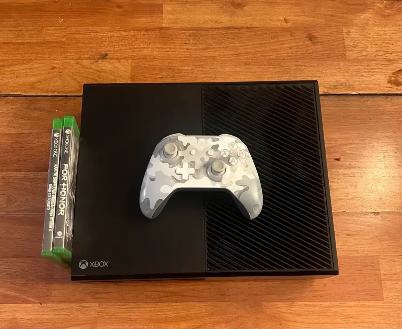 Consola Xbox One con mando y juegos