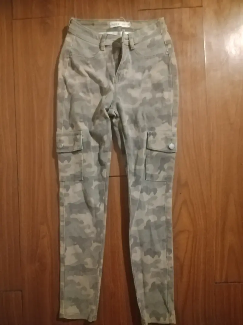 Pantalones camuflados con bolsillos - 1