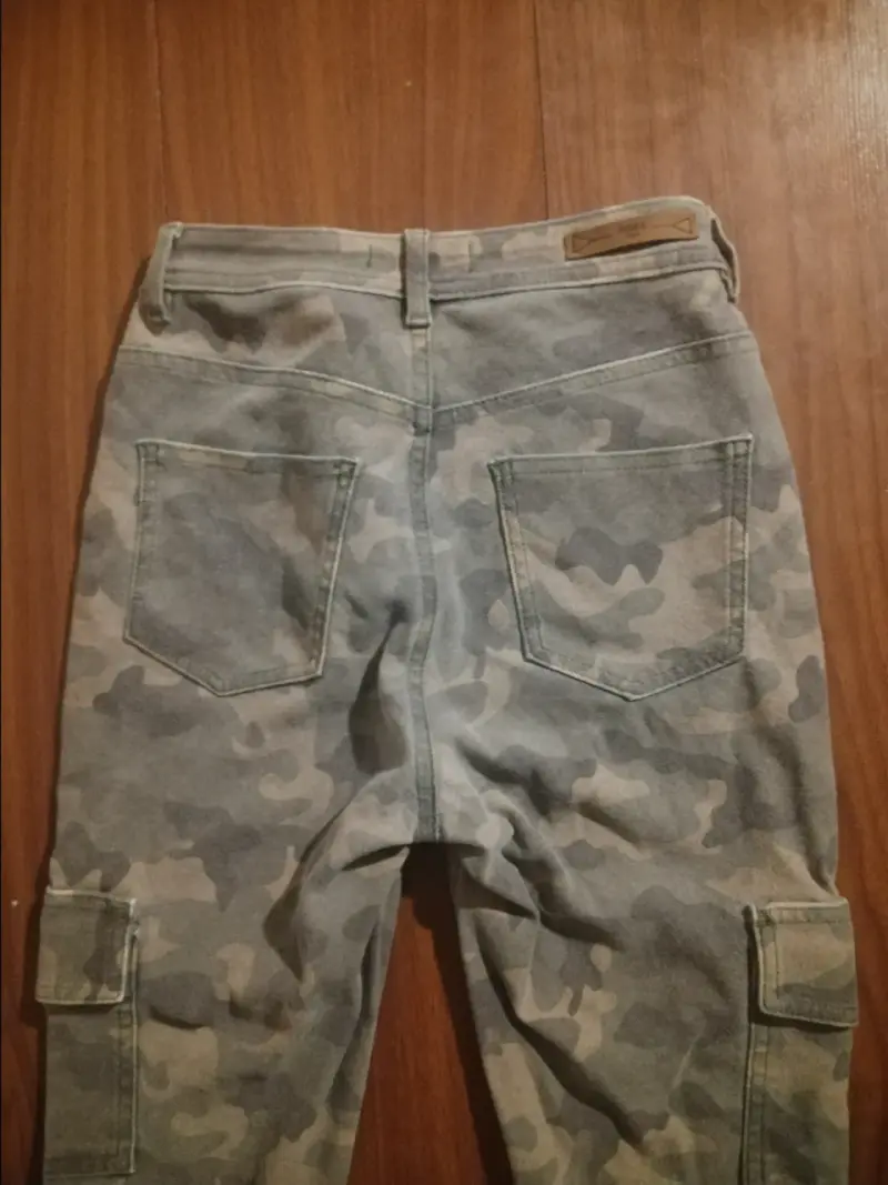 Pantalones camuflados con bolsillos - 2
