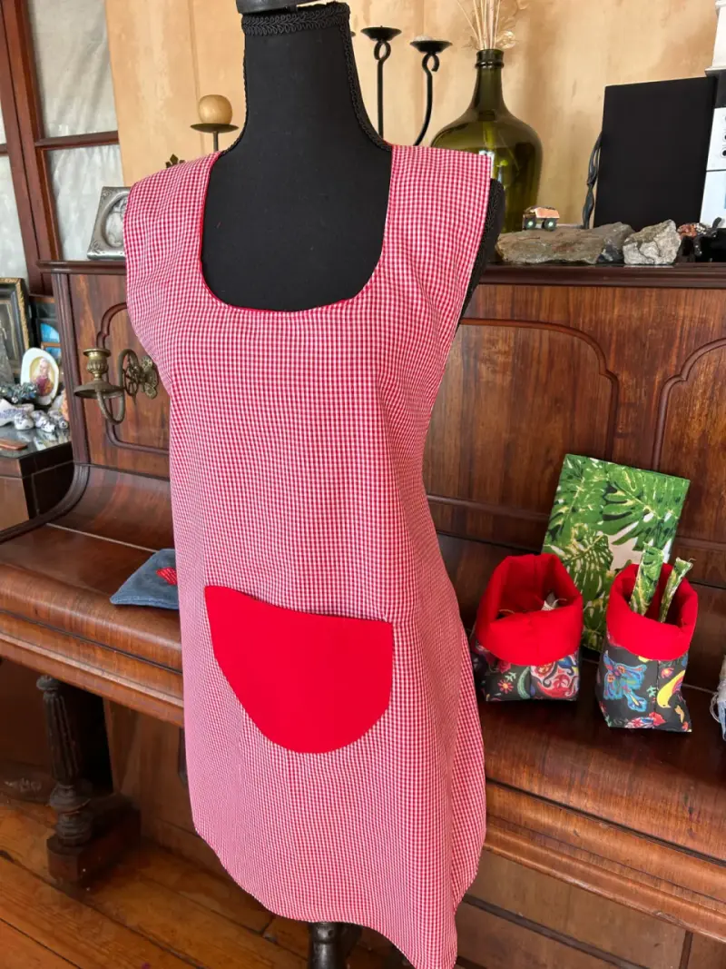 Delantal rojo con diseño a cuadros - 1