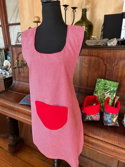 Delantal rojo con diseño a cuadros - miniatura 1