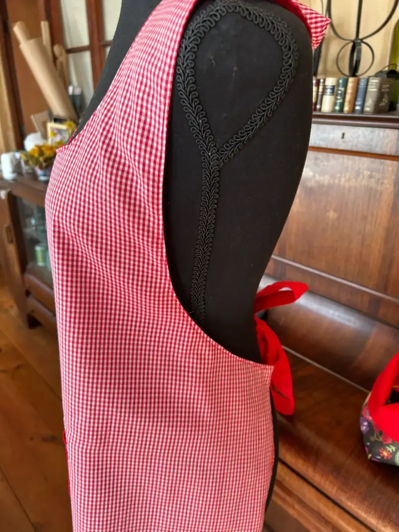 Delantal rojo con diseño a cuadros - 2