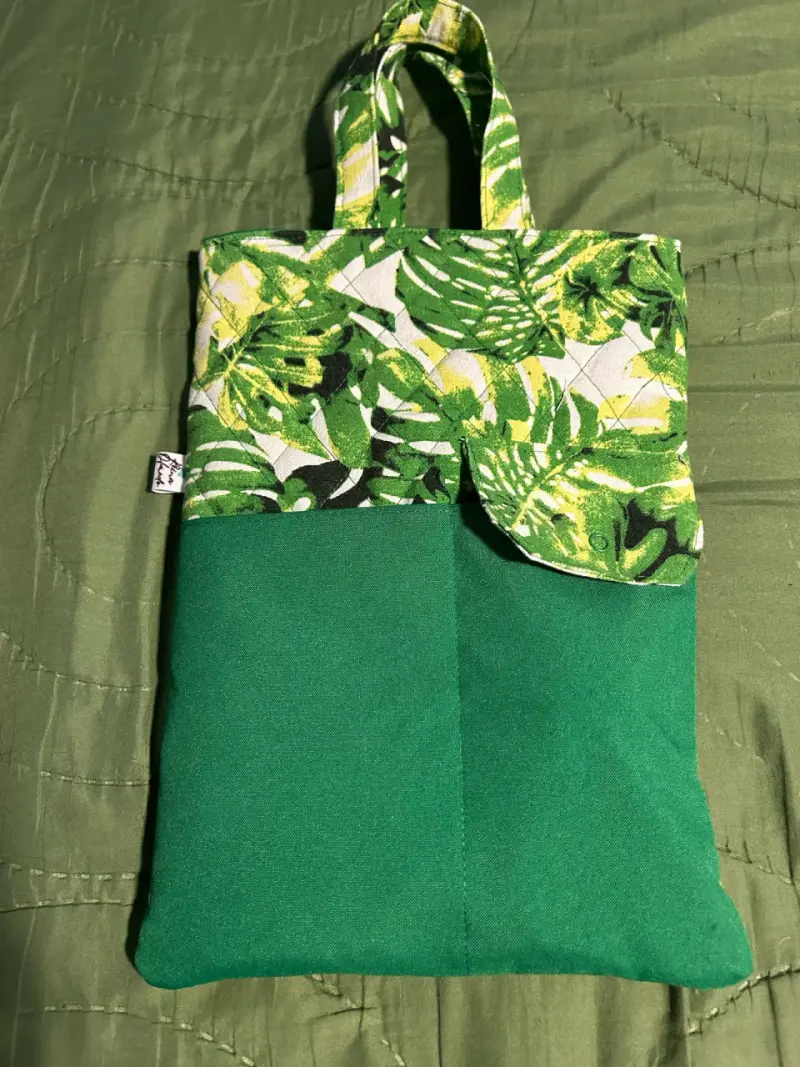 Porta notebook  verde con estampado tropical