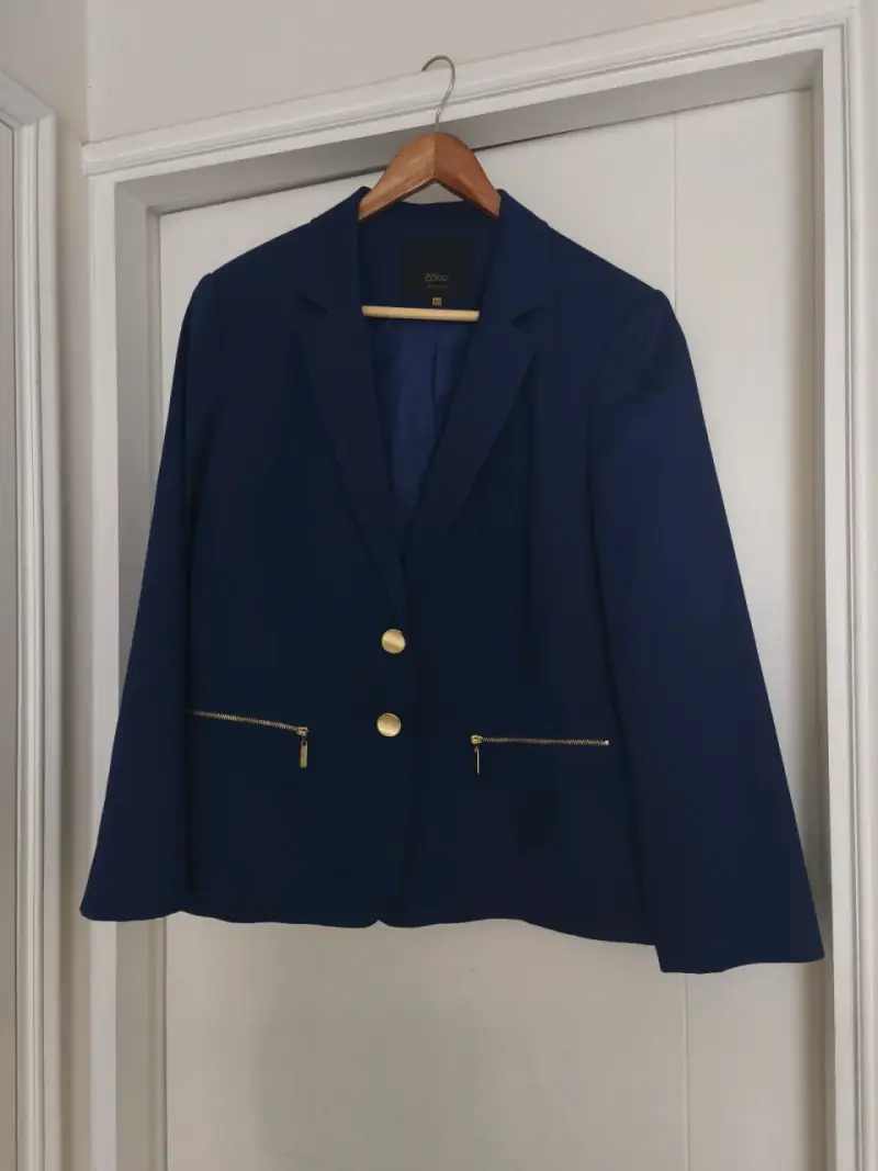 Blazer azul con botones dorados - 1