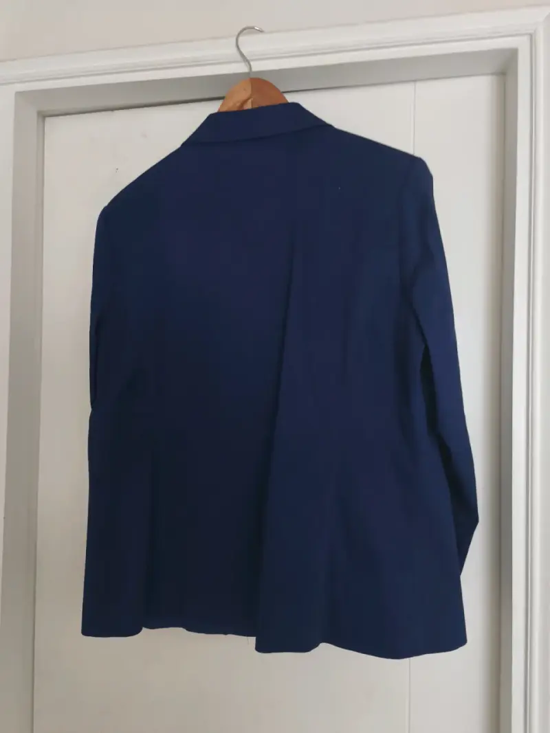 Blazer azul con botones dorados - 2