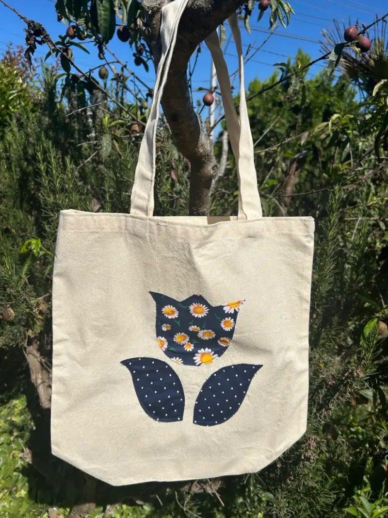Bolsa tote beige con diseño floral