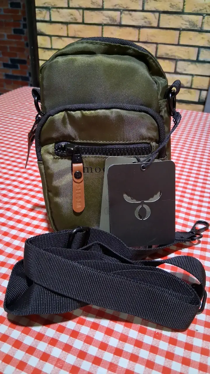 Bolso verde con correa ajustable