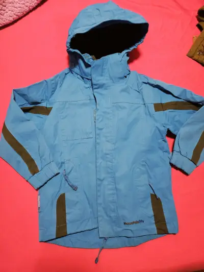 Chaqueta azul con capucha impermeable talla 6 - miniatura 1