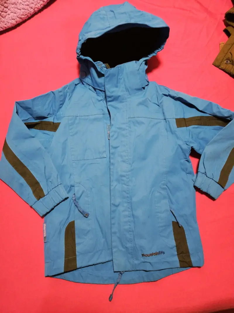 Chaqueta azul con capucha impermeable talla 6 - 2