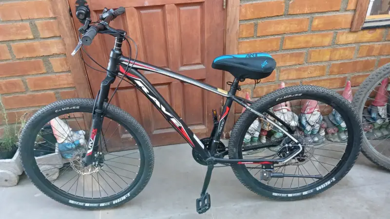 Bicicleta mountain bake negra marca RAVE, aro 26