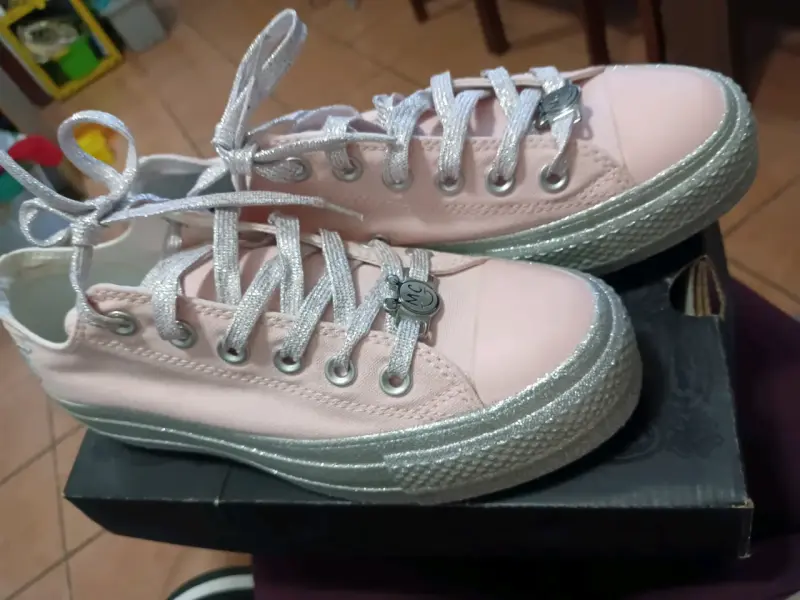 Zapatillas rosadas con brillo - 1
