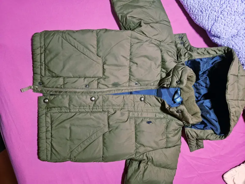 Chaqueta acolchada verde marca polo talla 6 a 8 añ