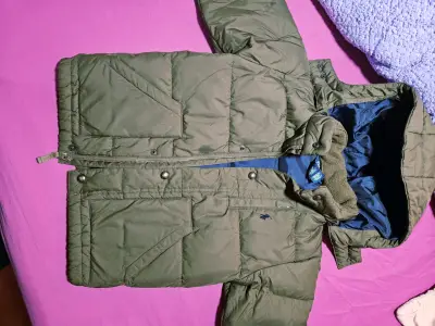 Chaqueta acolchada verde marca polo talla 6 a 8 añ - miniatura 1