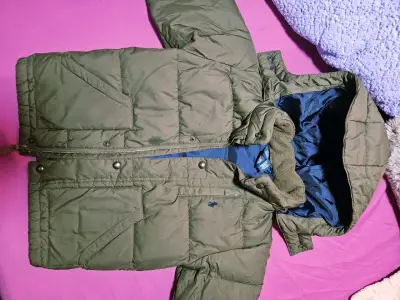 Chaqueta acolchada verde marca polo talla 6 a 8 añ - miniatura 2