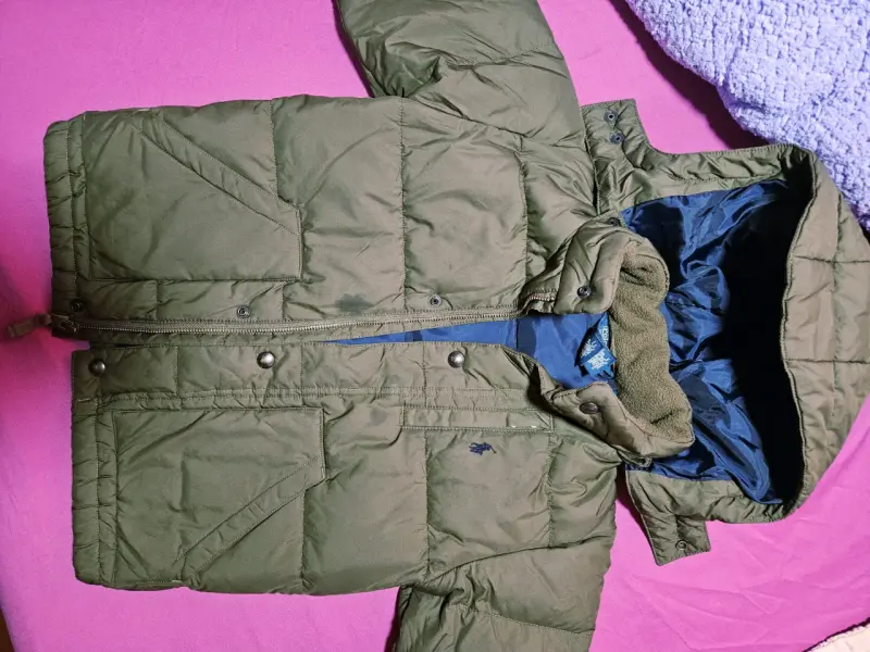 Chaqueta acolchada verde marca polo talla 6 a 8 añ - 4