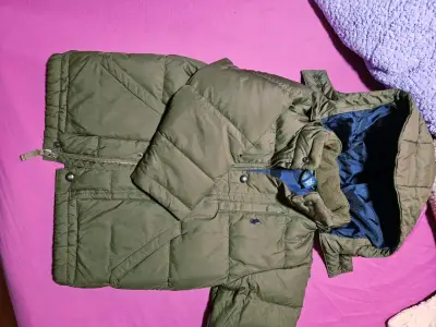 Chaqueta acolchada verde marca polo talla 6 a 8 añ - miniatura 5