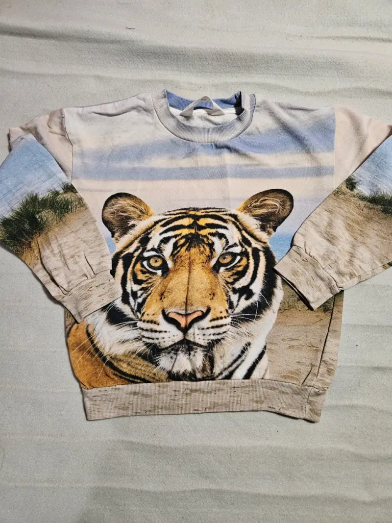 Poleron con tigre estampado talla 5 a 6  años