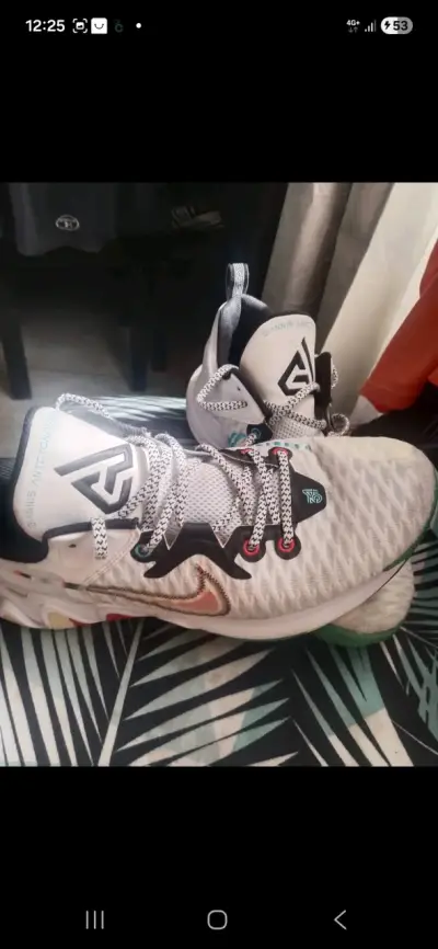 Zapatillas deportivas blancas con logo - miniatura 1
