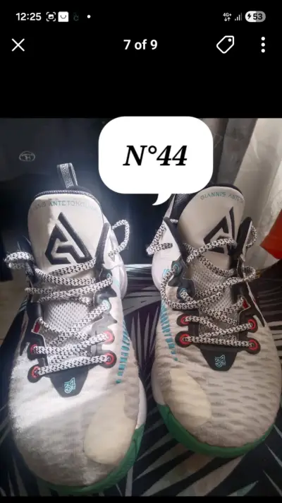 Zapatillas deportivas blancas con logo - miniatura 2