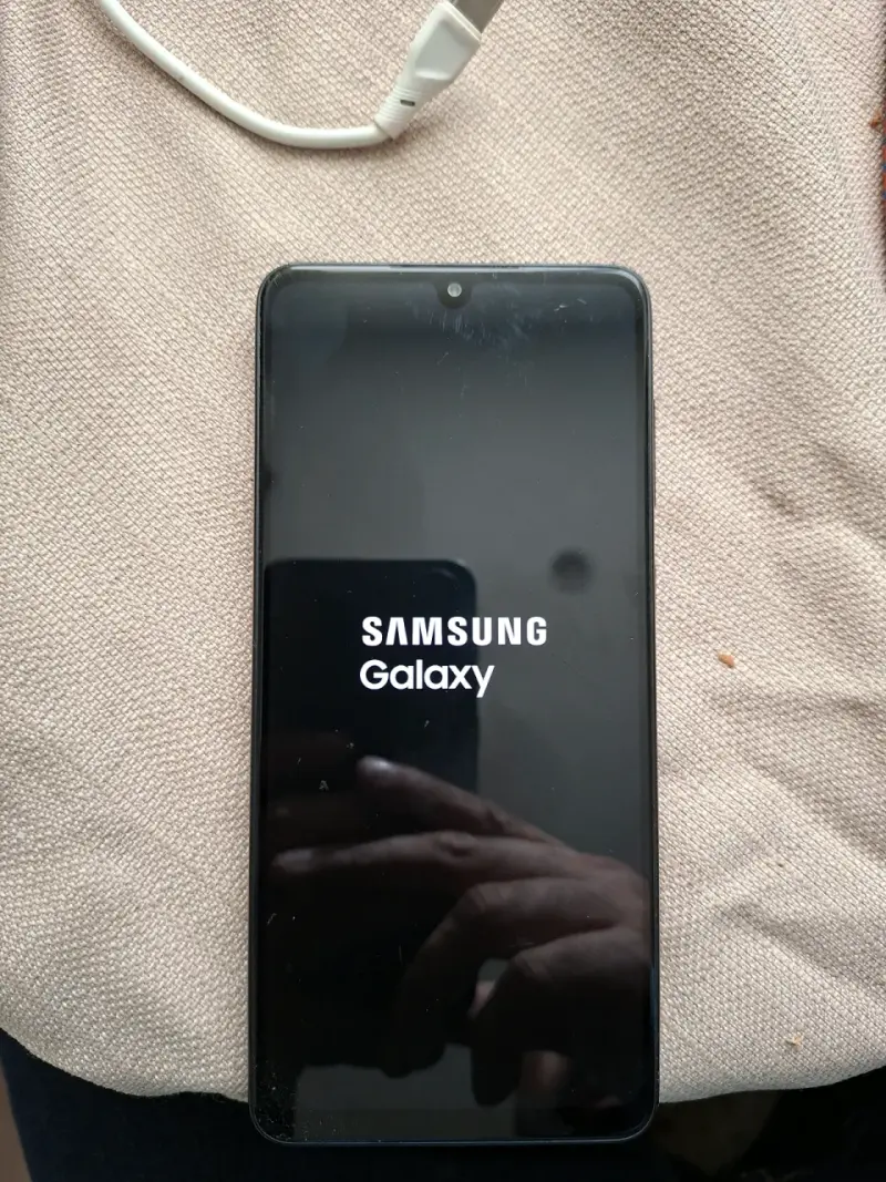 Teléfono Samsung Galaxy en buen estado - 1