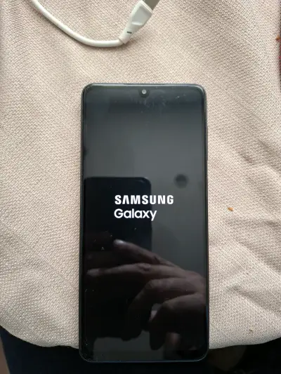 Teléfono Samsung Galaxy en buen estado - miniatura 1