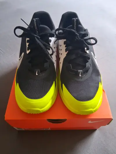 Zapatillas Nike negro y amarillo - miniatura 1