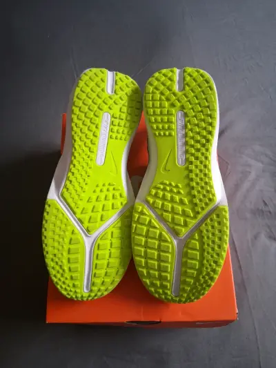 Zapatillas Nike negro y amarillo - miniatura 3