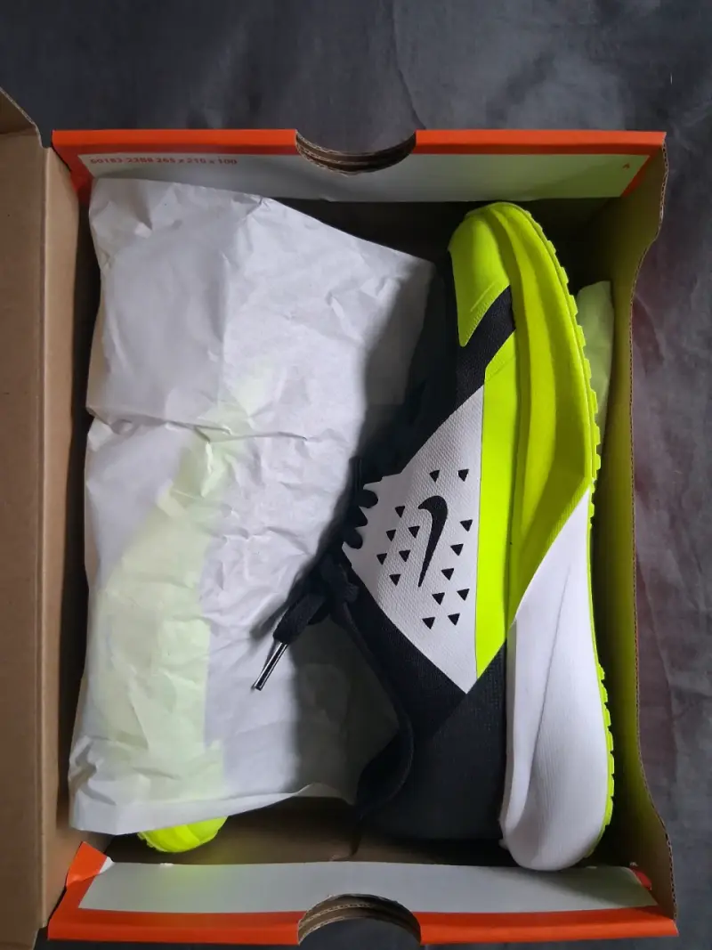 Zapatillas Nike negro y amarillo - 4