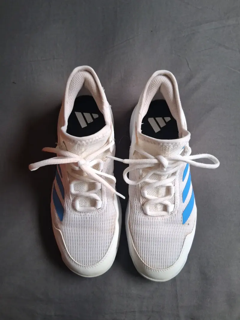 Zapatillas deportivas blancas con azul - 1