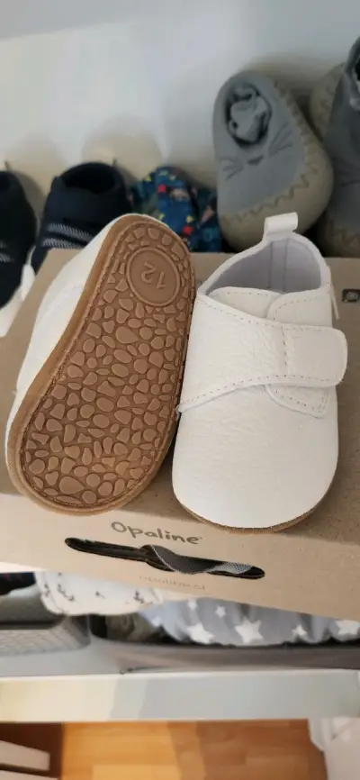 Zapatos blancos de bebé nuevos - miniatura 2