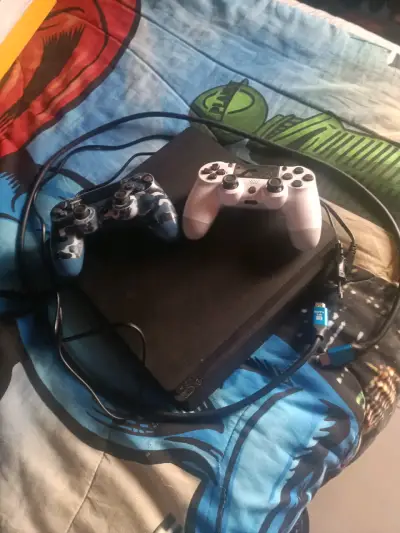 ps4 con 2 controles y tres juegos - miniatura 1