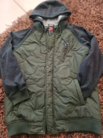 Chaqueta verde con capucha - miniatura 1