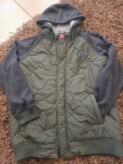 Chaqueta verde con capucha - miniatura 2