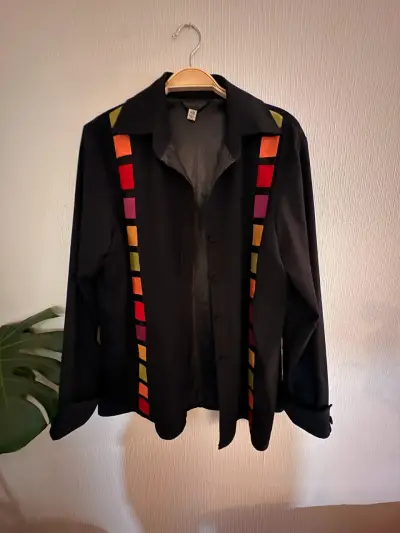 Camisa negra con detalles coloridos - miniatura 1